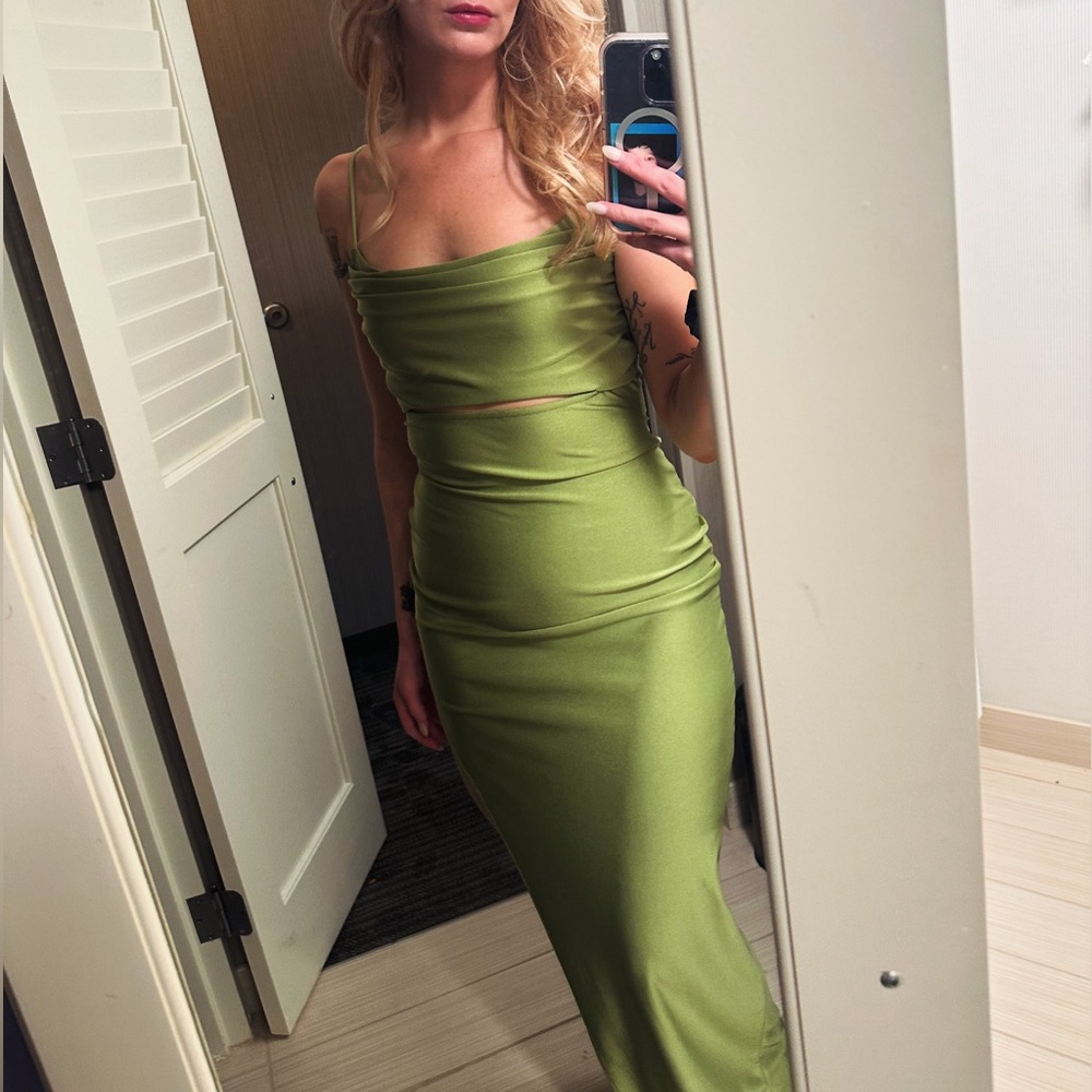 Size medium green dress